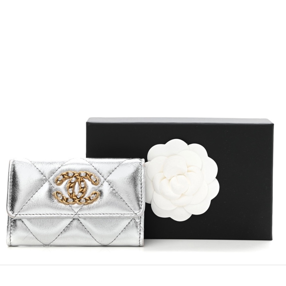 CHANEL
Metallic Goatskin Quilted Chanel Flap Card Holder Silver